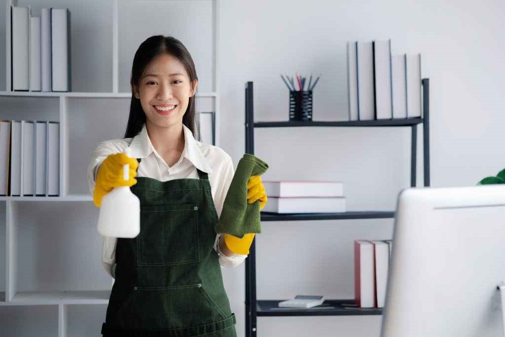 Fragrance Oil Trends in the Commercial Cleaning Sector: A Growing Opportunity 2 Fragrance Oil Trends in the Commercial Cleaning Sector A Growing Opportunity 2