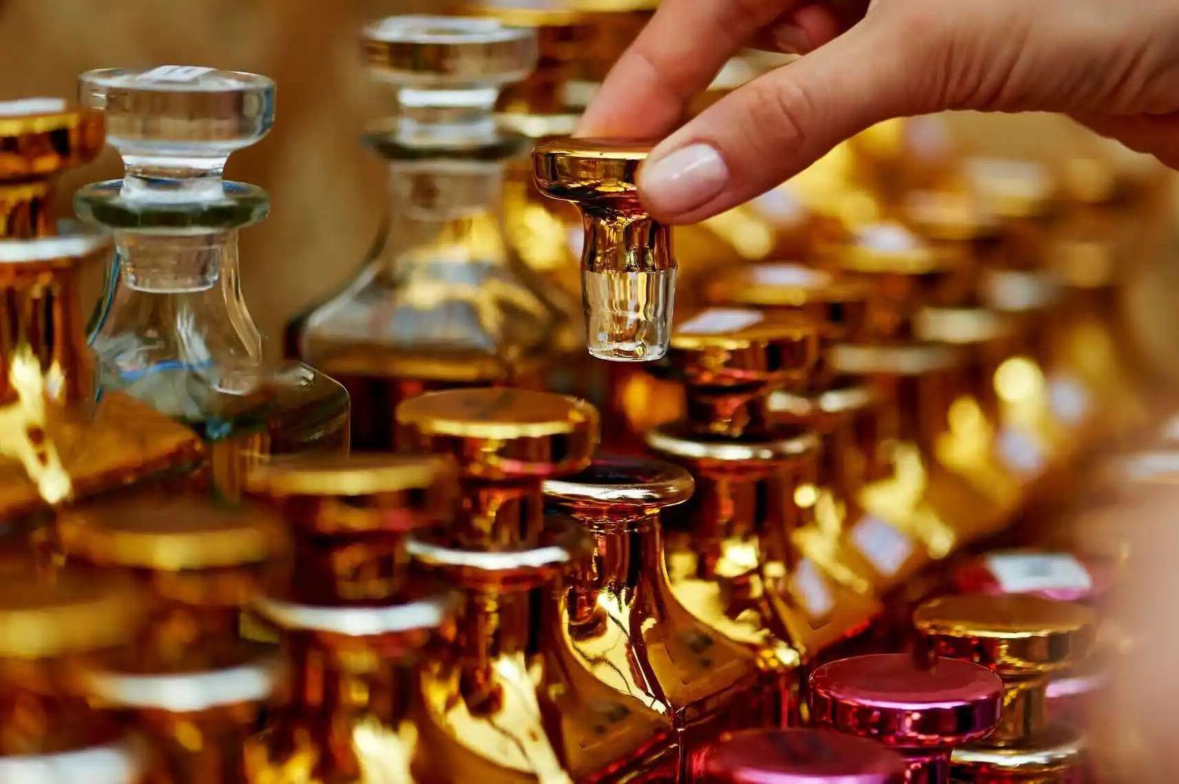 Customizing Fragrance Blends for the Candle Manufacturing Industry 1 Customizing Fragrance Blends for the Candle Manufacturing Industry 2