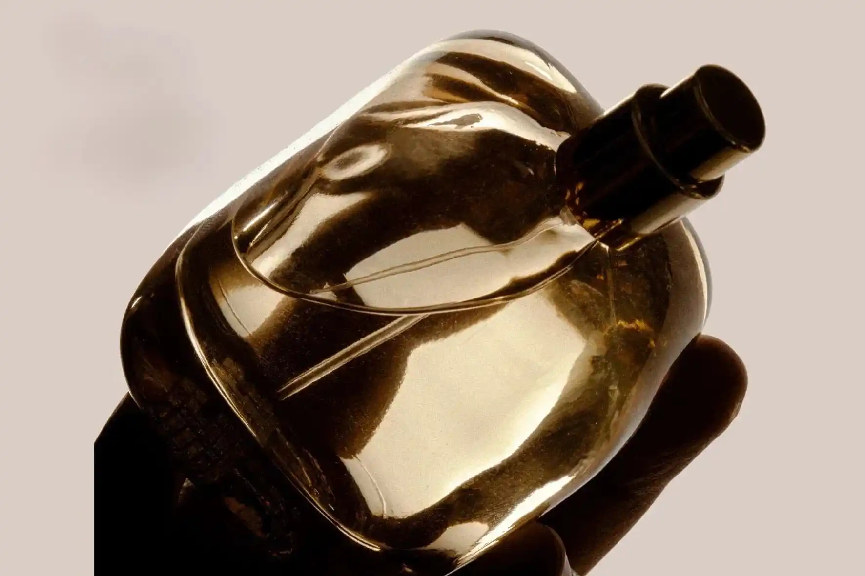 Fragrance Oils vs Eau de Parfum: Which Is Better for Hot/Humid Markets? 2 Fragrance Oils vs Eau de Parfum Which Is Better for HotHumid Markets 2