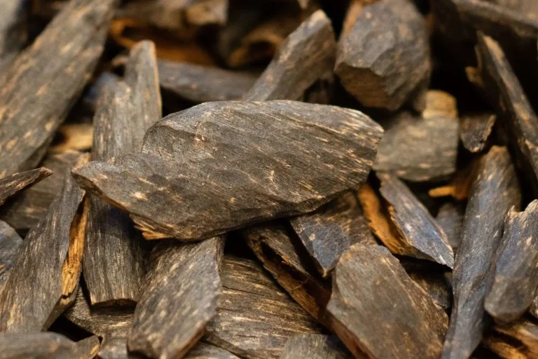 Heavy woody long lasting essential oils for the Middle Eastern market 1