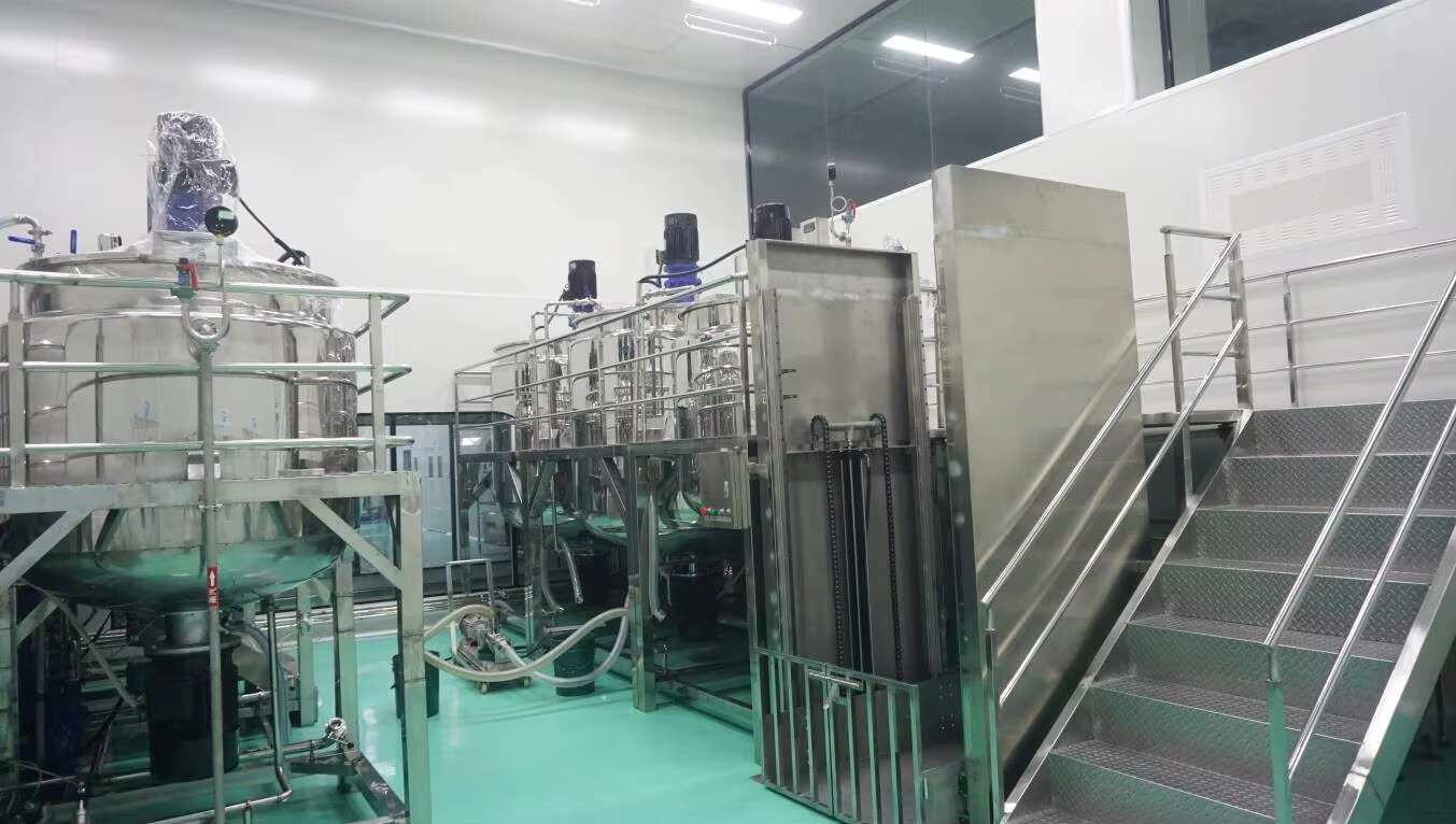 Fragrance Oil Manufacturing Techniques: Distillation, Extraction, and Synthesis Overview 1 Fragrance Oil Manufacturing Techniques Distillation, Extraction, and Synthesis Overview